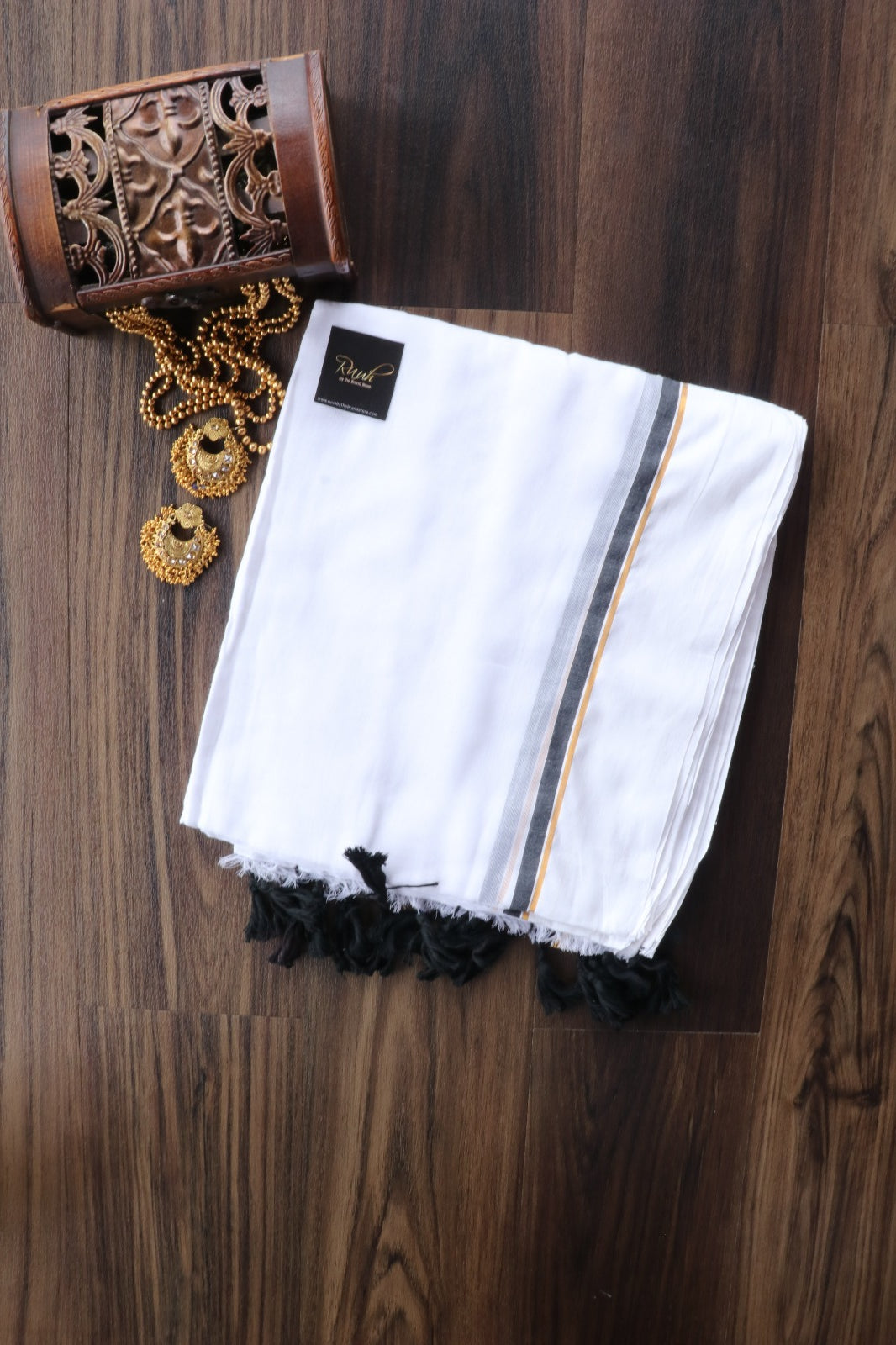 WHITE MULMUL WITH BLACK BORDER