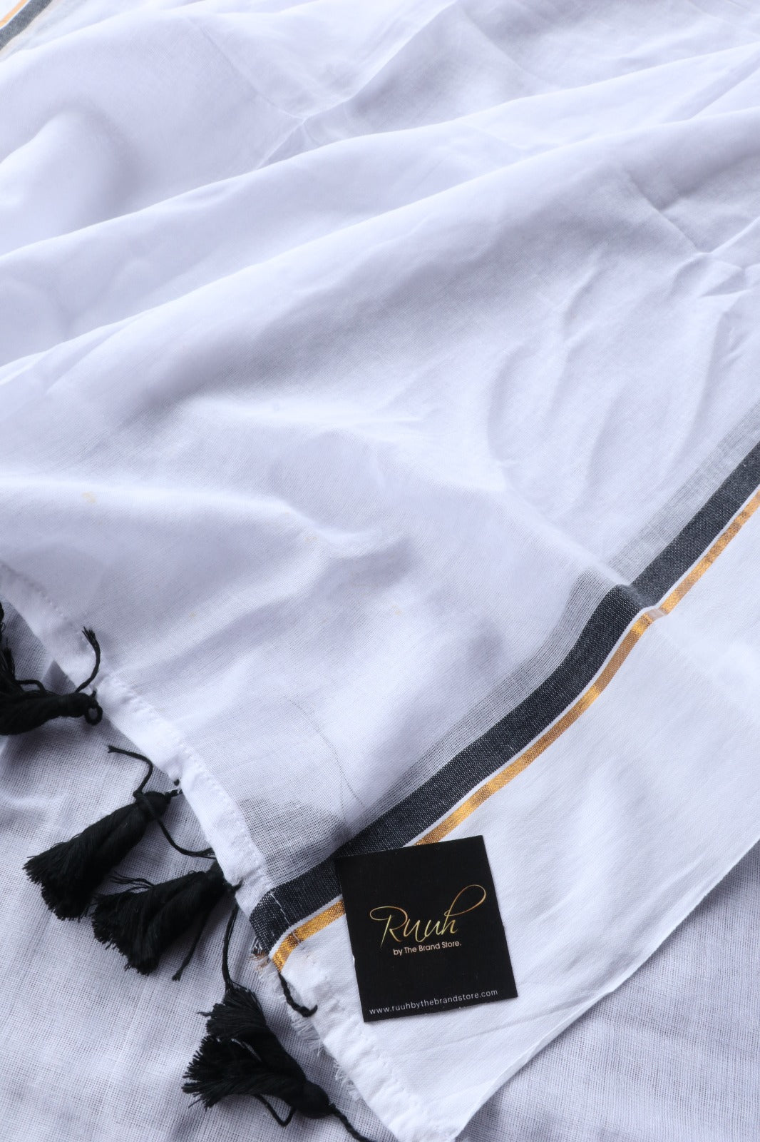 WHITE MULMUL WITH BLACK BORDER