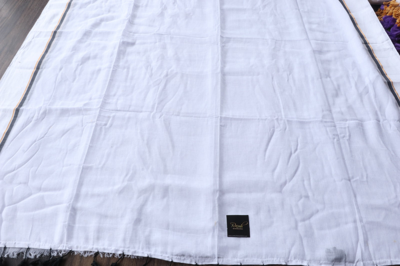 WHITE MULMUL WITH BLACK BORDER