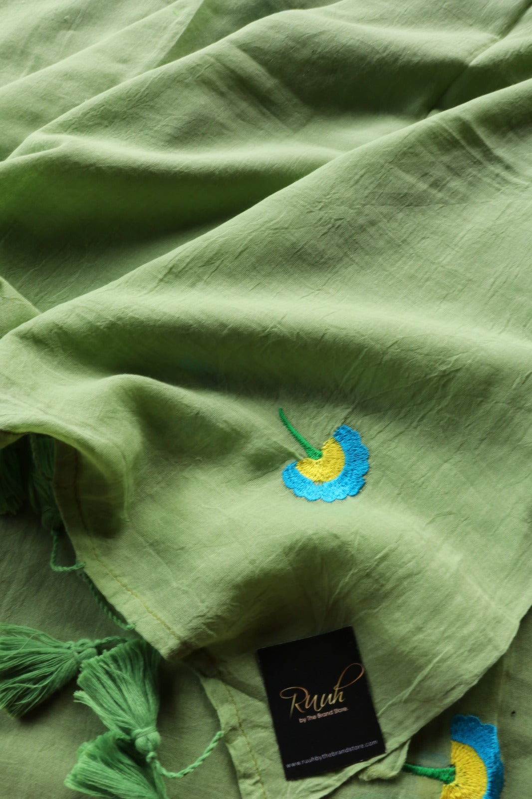 PASTEL GREEN MULMUL FLORAL EMBROIDERY SAREE