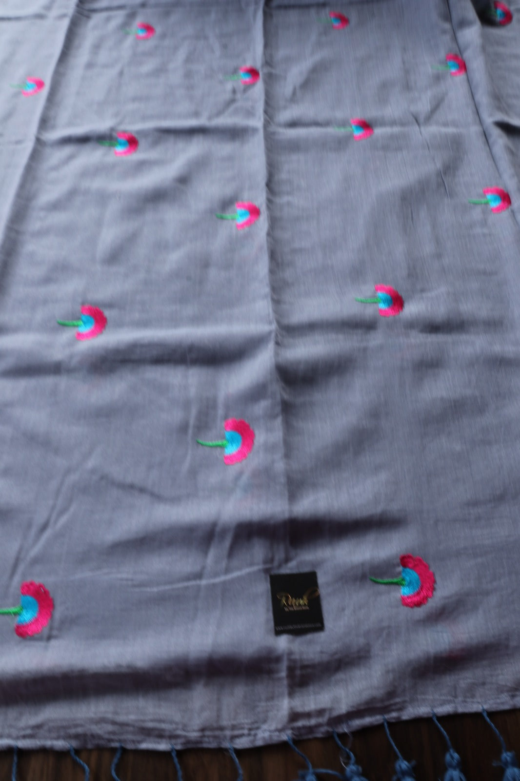 GREY MULMUL FLORAL EMBROIDERY SAREE