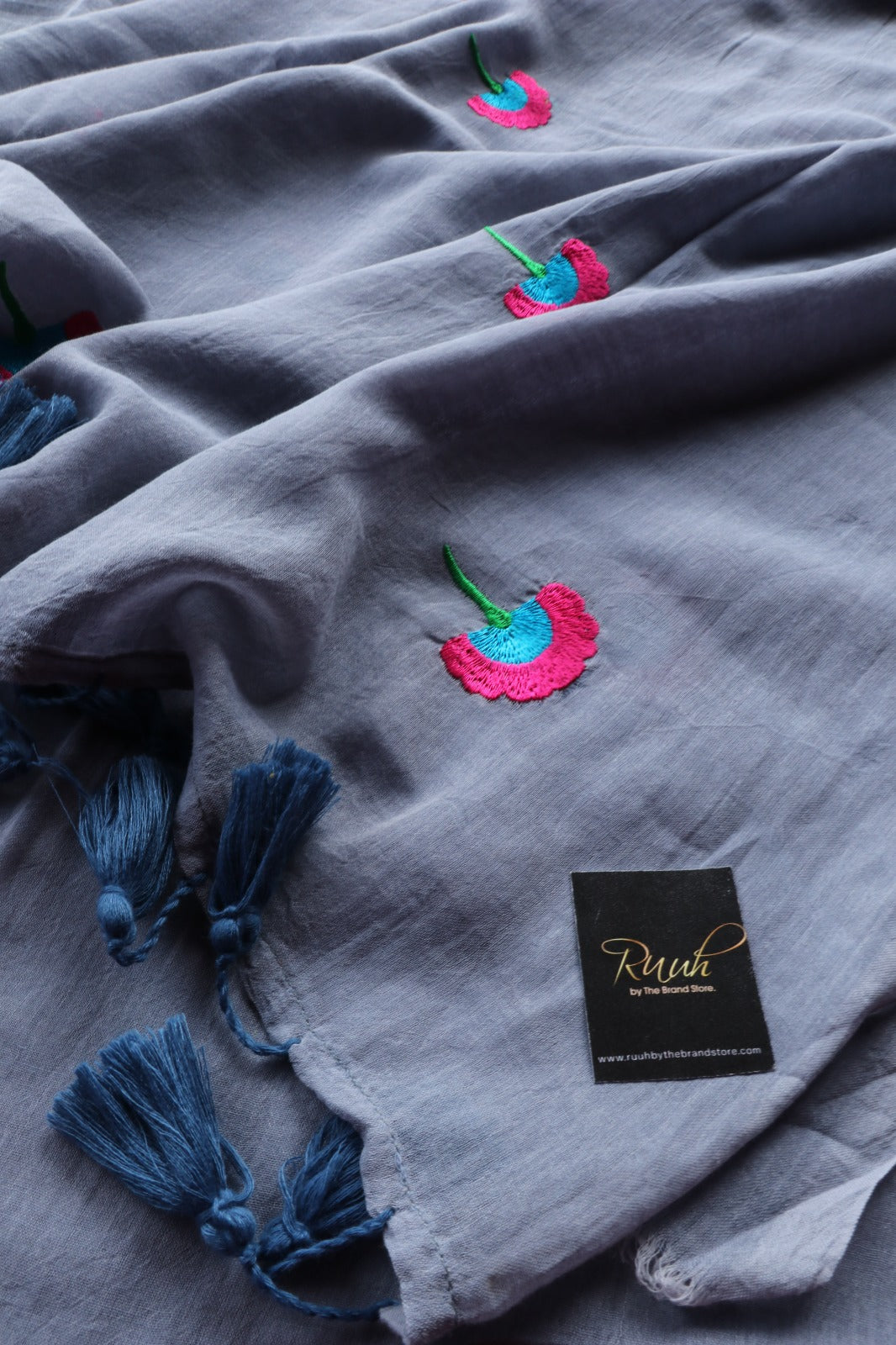 GREY MULMUL FLORAL EMBROIDERY SAREE