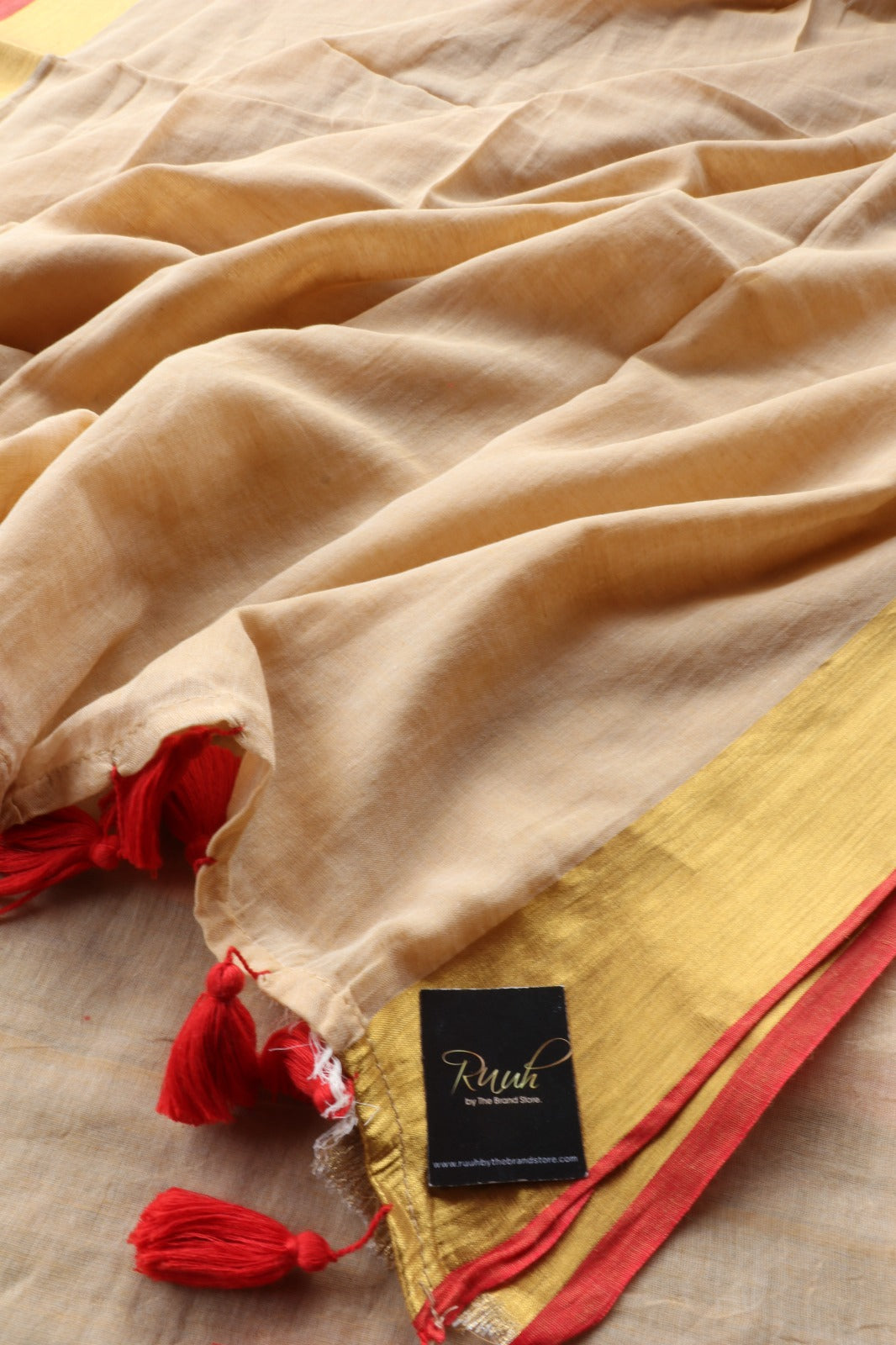 BEIGE MULMUL SAREE WITH RED EDGING