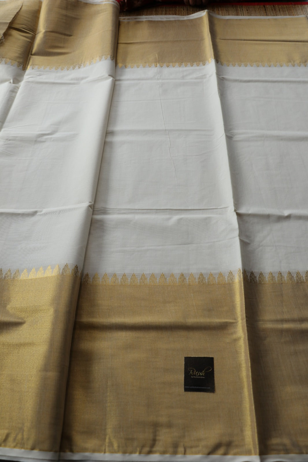 PLAIN COTTON SAREE WITH ZARI BORDER