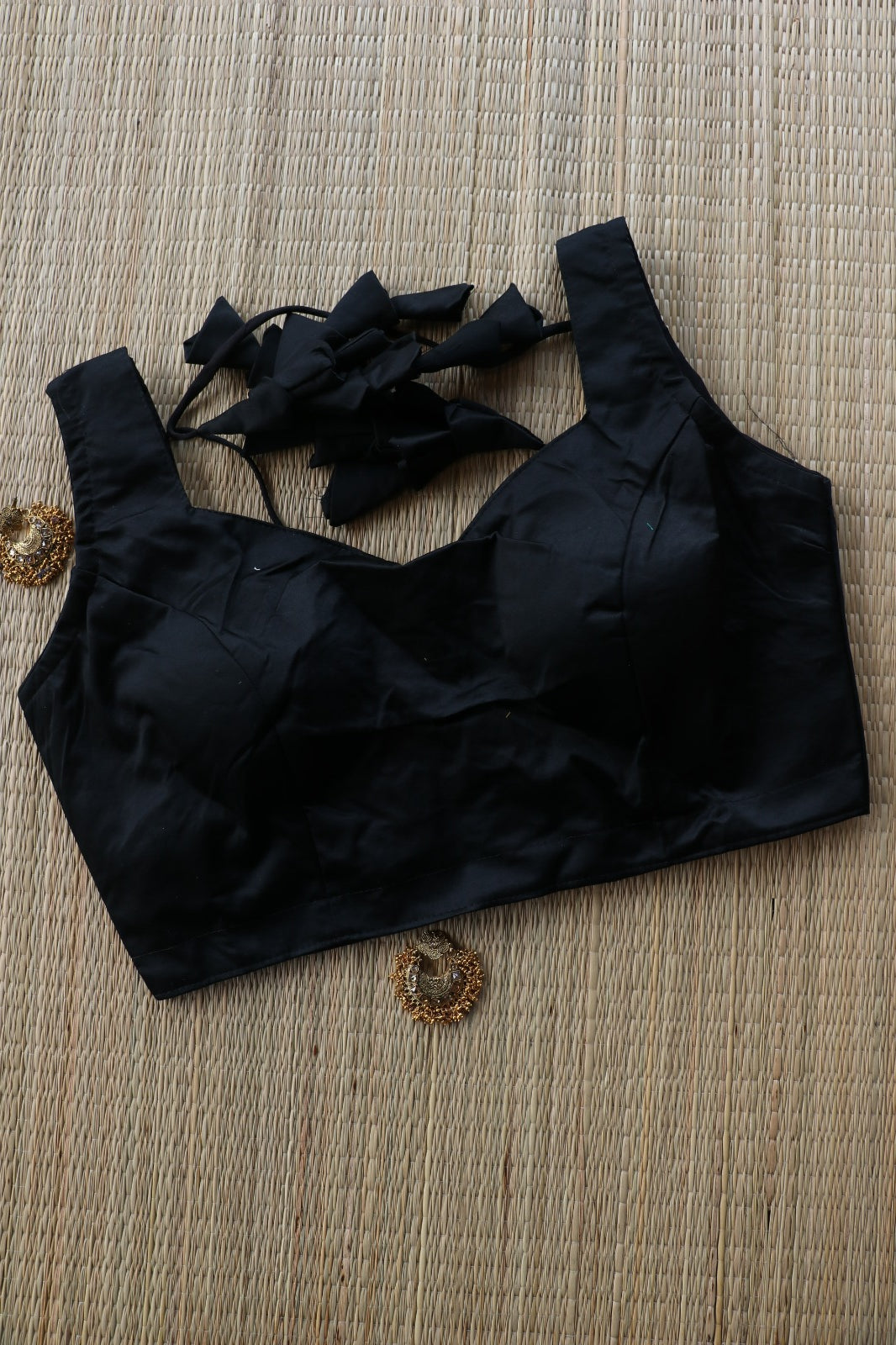 BLACK BLOUSE DIAMOND NECK