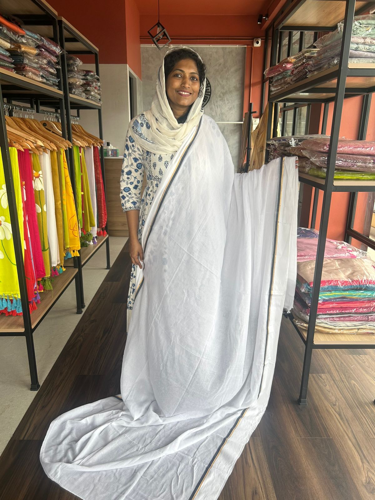 WHITE MULMUL WITH BLACK BORDER