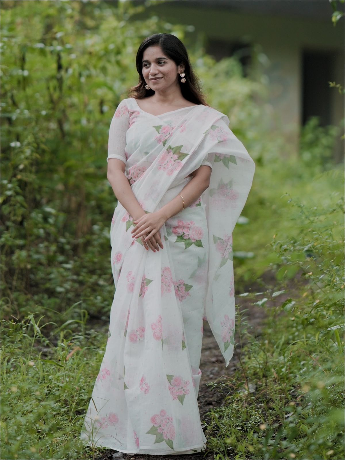 WHITE SEMI LINEN SAREE WITH FLORAL PRINTS