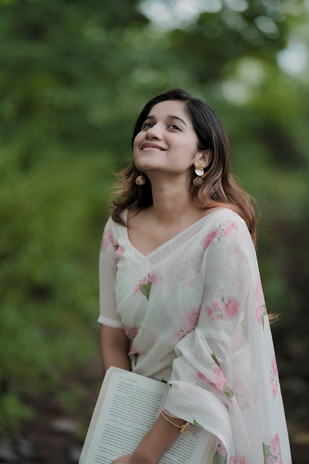 WHITE SEMI LINEN SAREE WITH FLORAL PRINTS