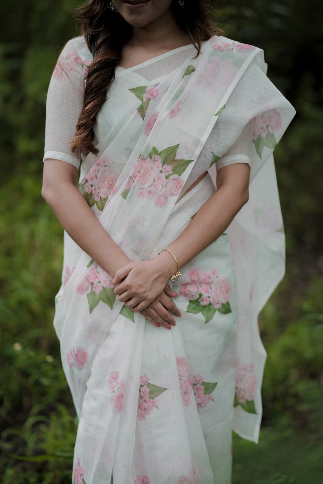 WHITE SEMI LINEN SAREE WITH FLORAL PRINTS