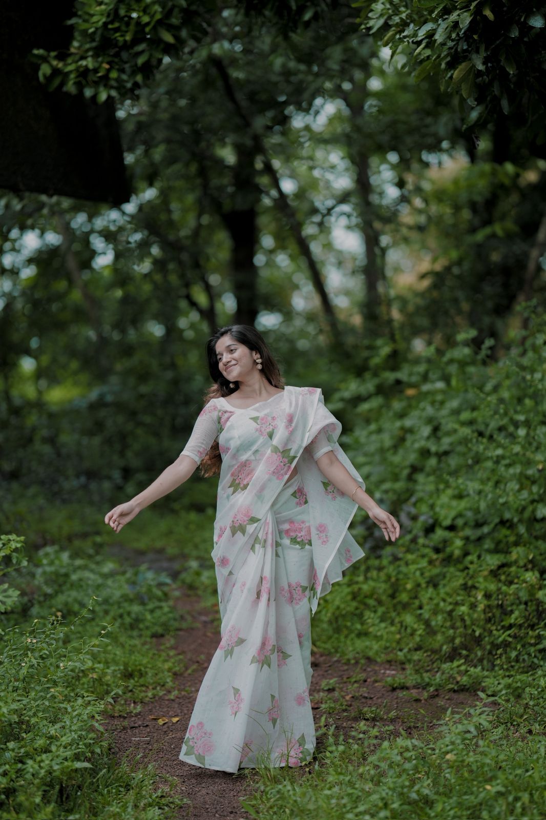 WHITE SEMI LINEN SAREE WITH FLORAL PRINTS
