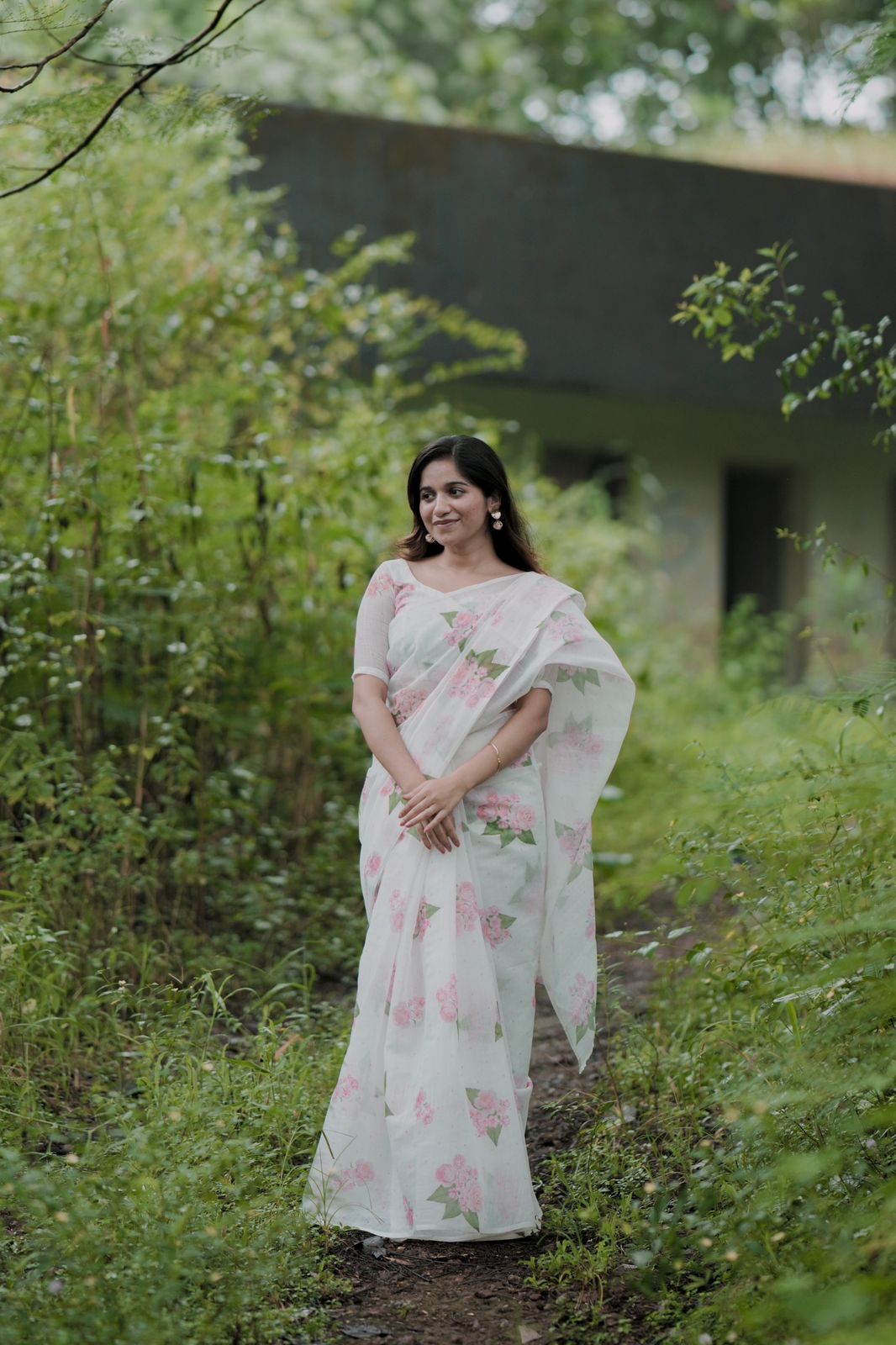 WHITE SEMI LINEN SAREE WITH FLORAL PRINTS