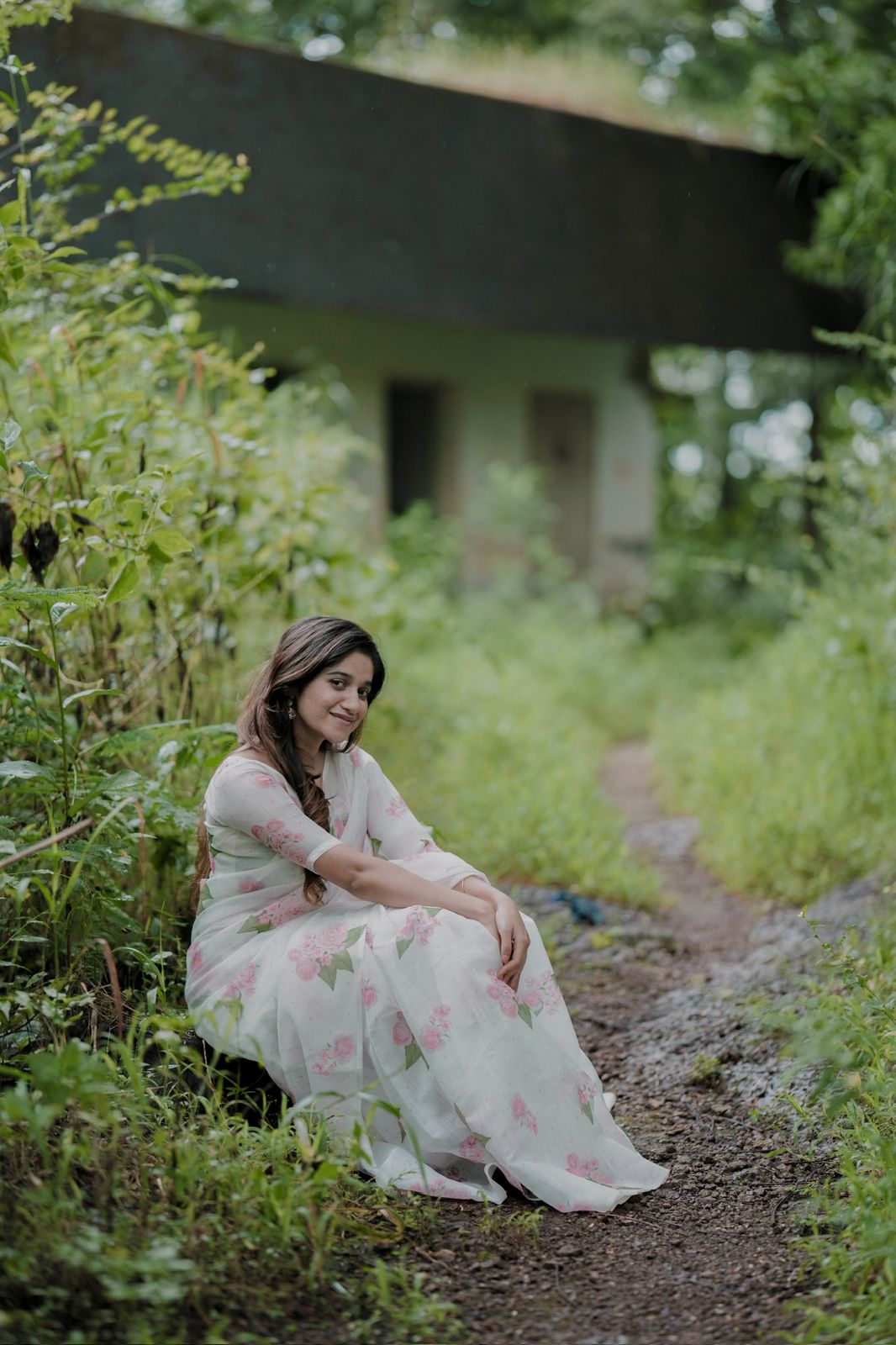 WHITE SEMI LINEN SAREE WITH FLORAL PRINTS
