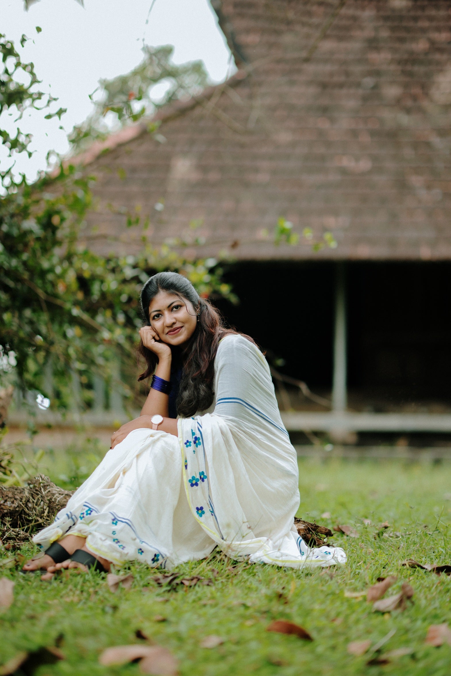 MULTICOLOUR FLORAL EMBROIDERED MULMUL SAREE