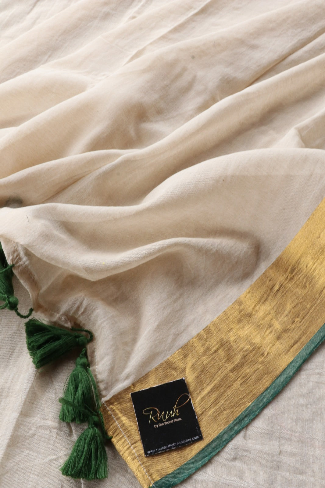 BEIGE MULMUL SAREE WITH GREEN EDGING