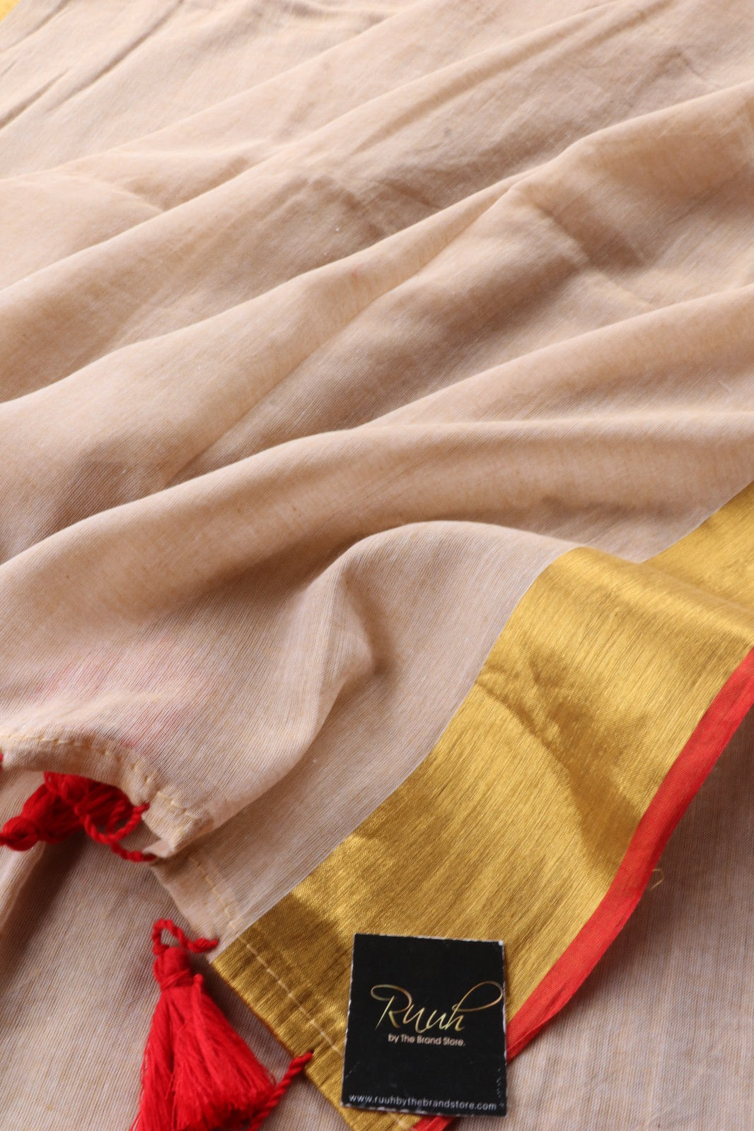 BEIGE MULMUL SAREE WITH RED EDGING