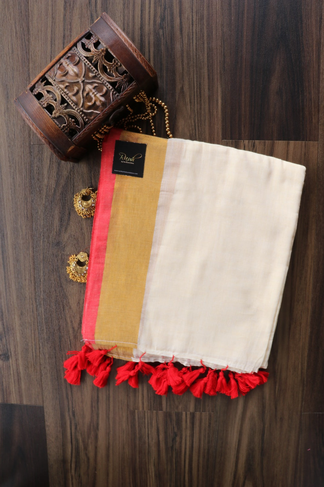 BEIGE MULMUL SAREE WITH RED EDGING
