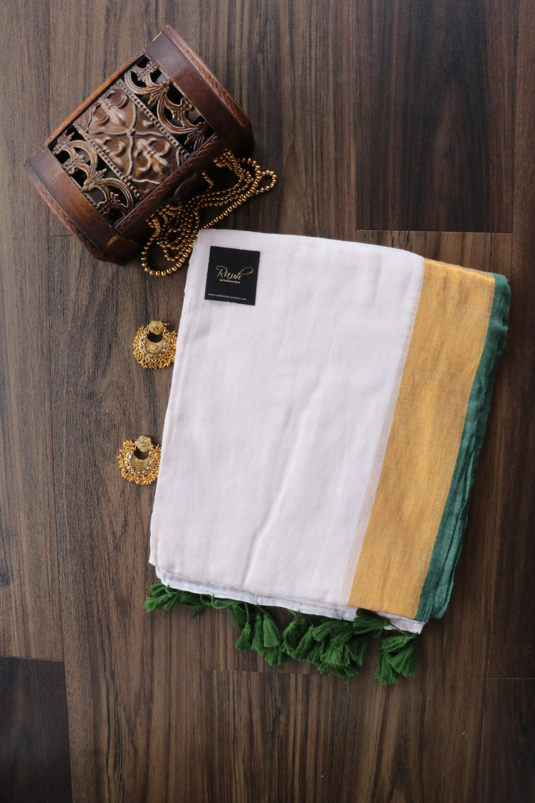 BEIGE MULMUL SAREE WITH GREEN EDGING