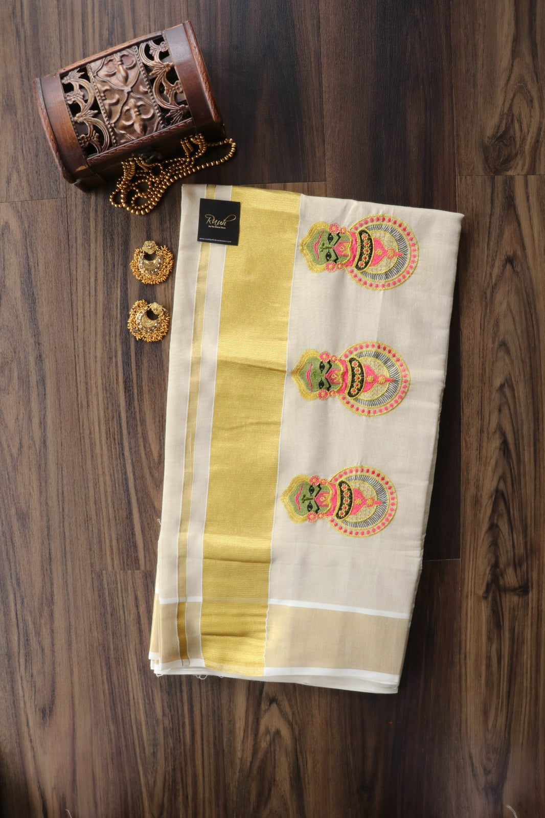 PINK KATHAKALI EMBROIDEY ON KERALA TISSUE