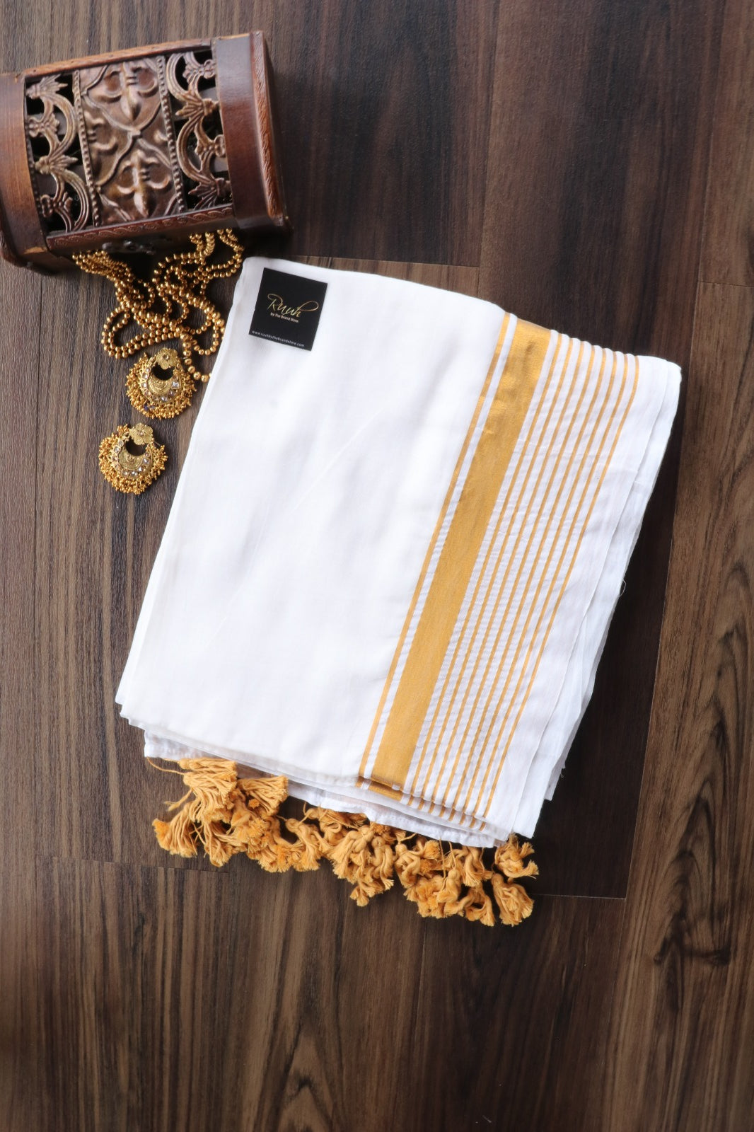 OFF WHITE MULMUL COTTON SAREE WITH ZARI STRIPE BORDER
