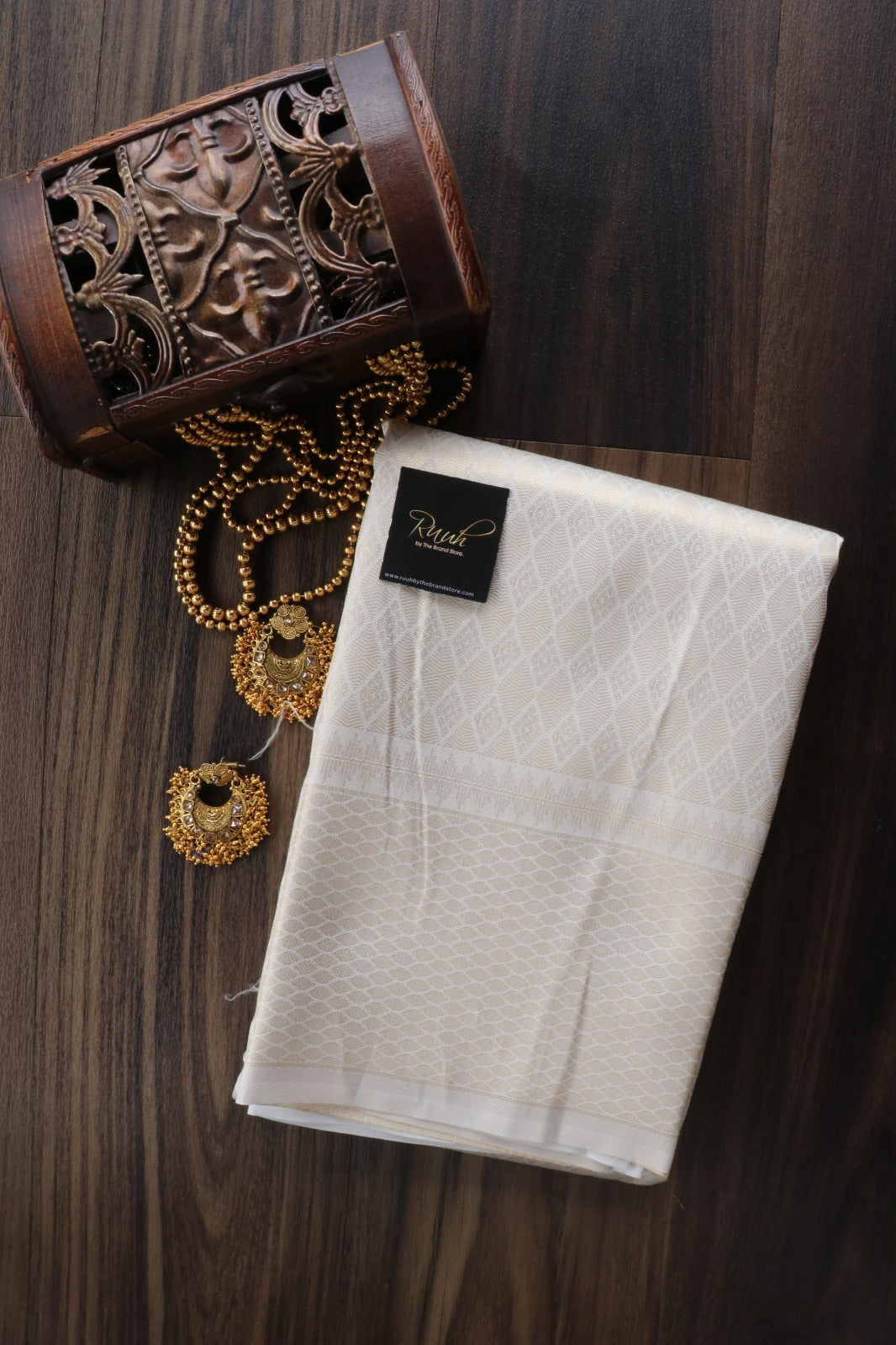 LIGHT GOLD GEOMETRICAL PATTERNED SAREE