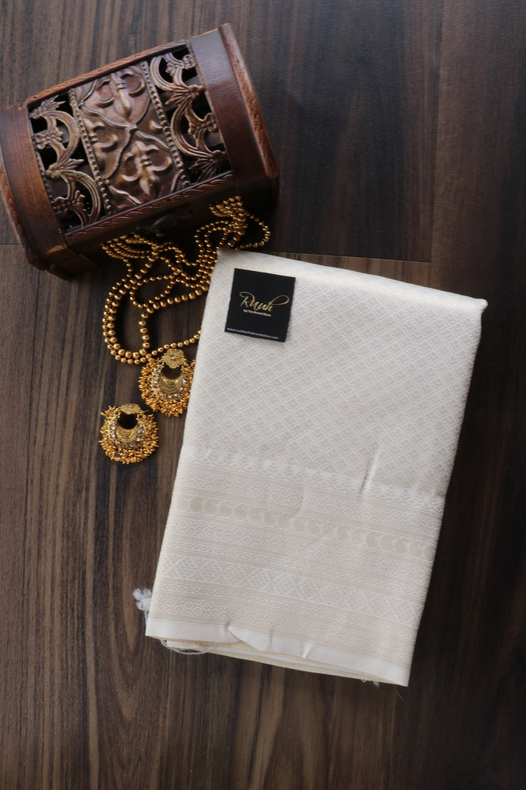 LIGHT GOLD SMALL FLORAL PATTERN SAREE