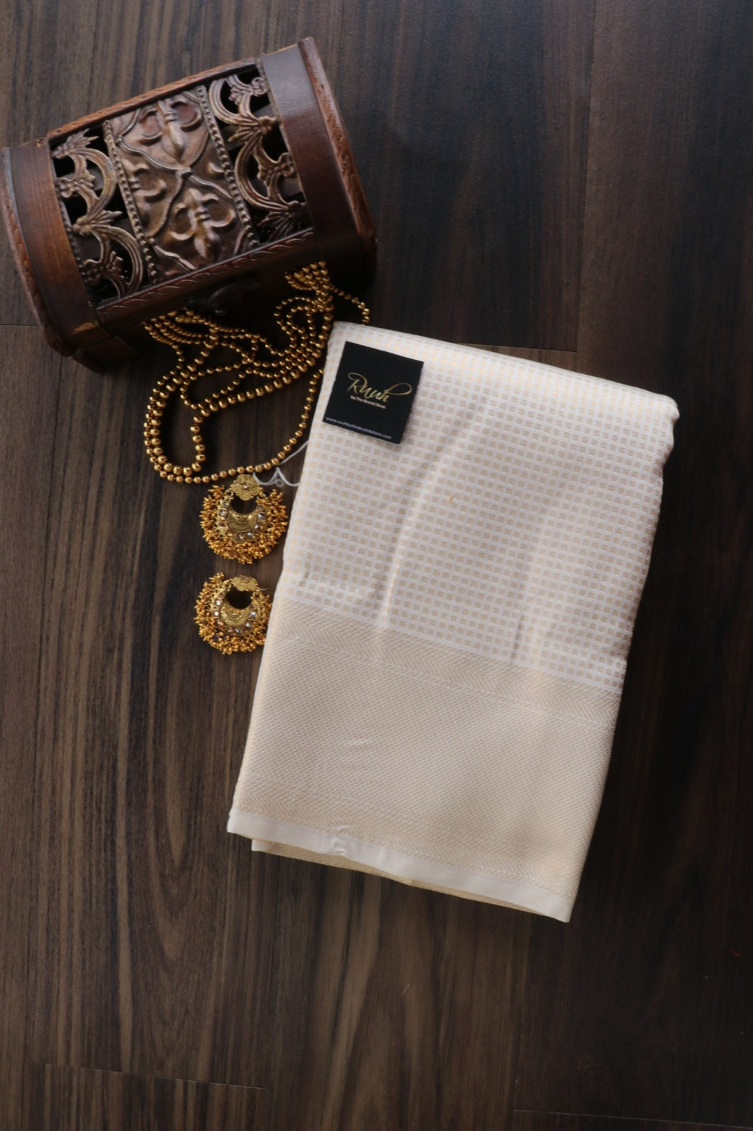 LIGHT GOLD SMALL SQUARE PATTERN WOVEN SAREE