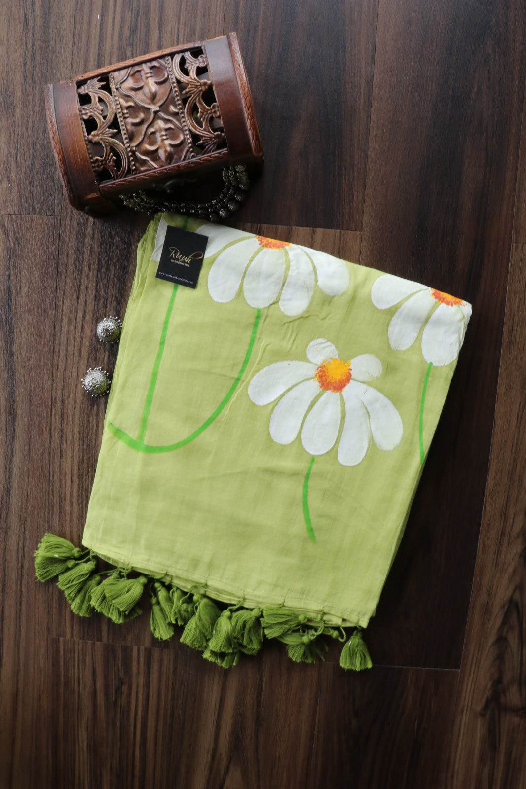 LIGHT GREEN MULMUL HANDPAINTED DAISY SAREE