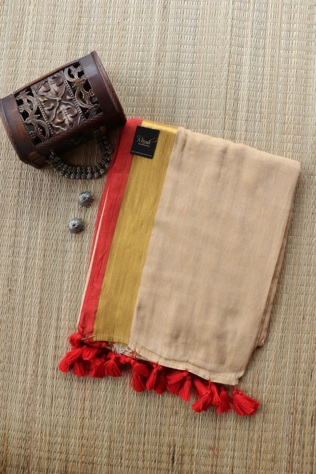 BEIGE MULMUL SAREE WITH RED EDGING