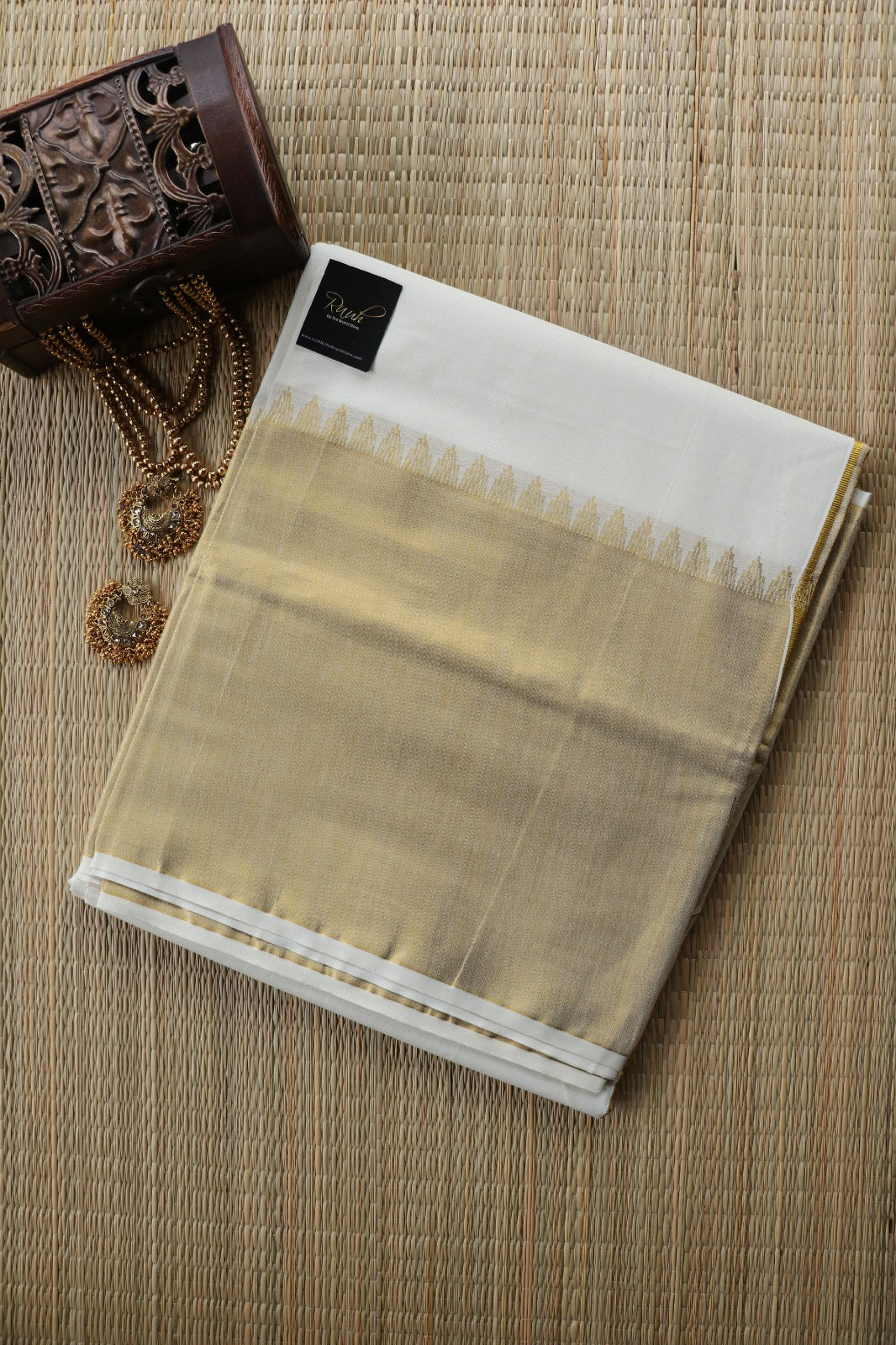 PLAIN COTTON SAREE WITH ZARI BORDER