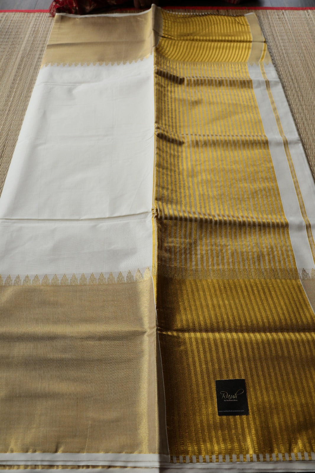 PLAIN COTTON SAREE WITH ZARI BORDER