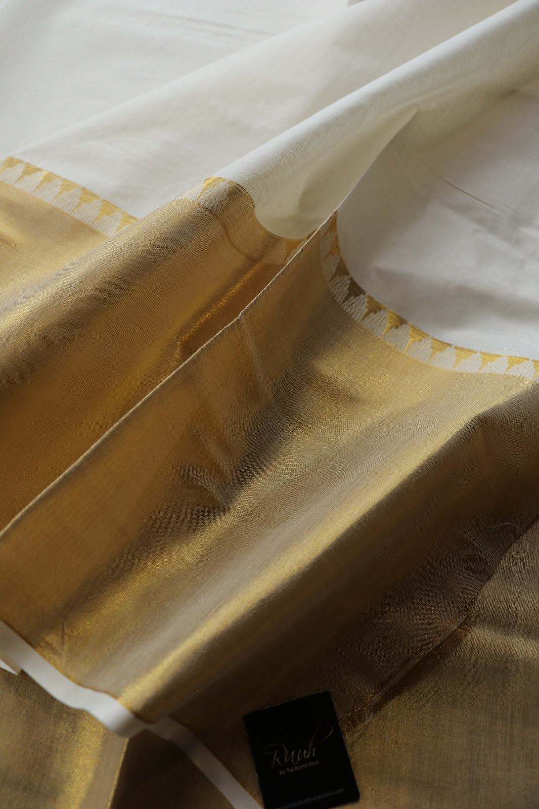 PLAIN COTTON SAREE WITH ZARI BORDER