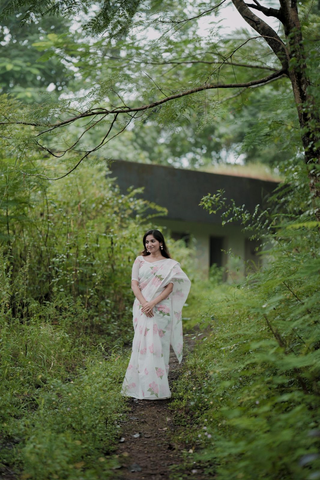 WHITE  SEMI LINEN SAREE WITH FLORAL PRINTS