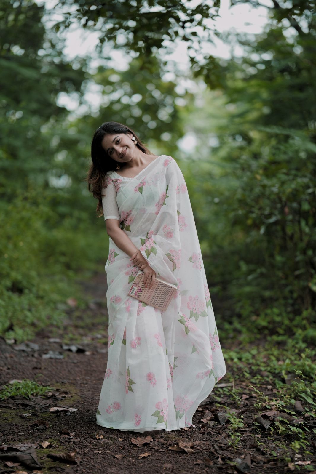 WHITE  SEMI LINEN SAREE WITH FLORAL PRINTS